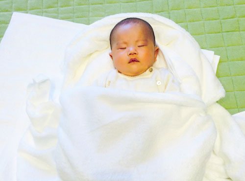 赤ちゃんの寝かしつけに便利♪ 泣かせず置ける「快眠タオルベッド」
