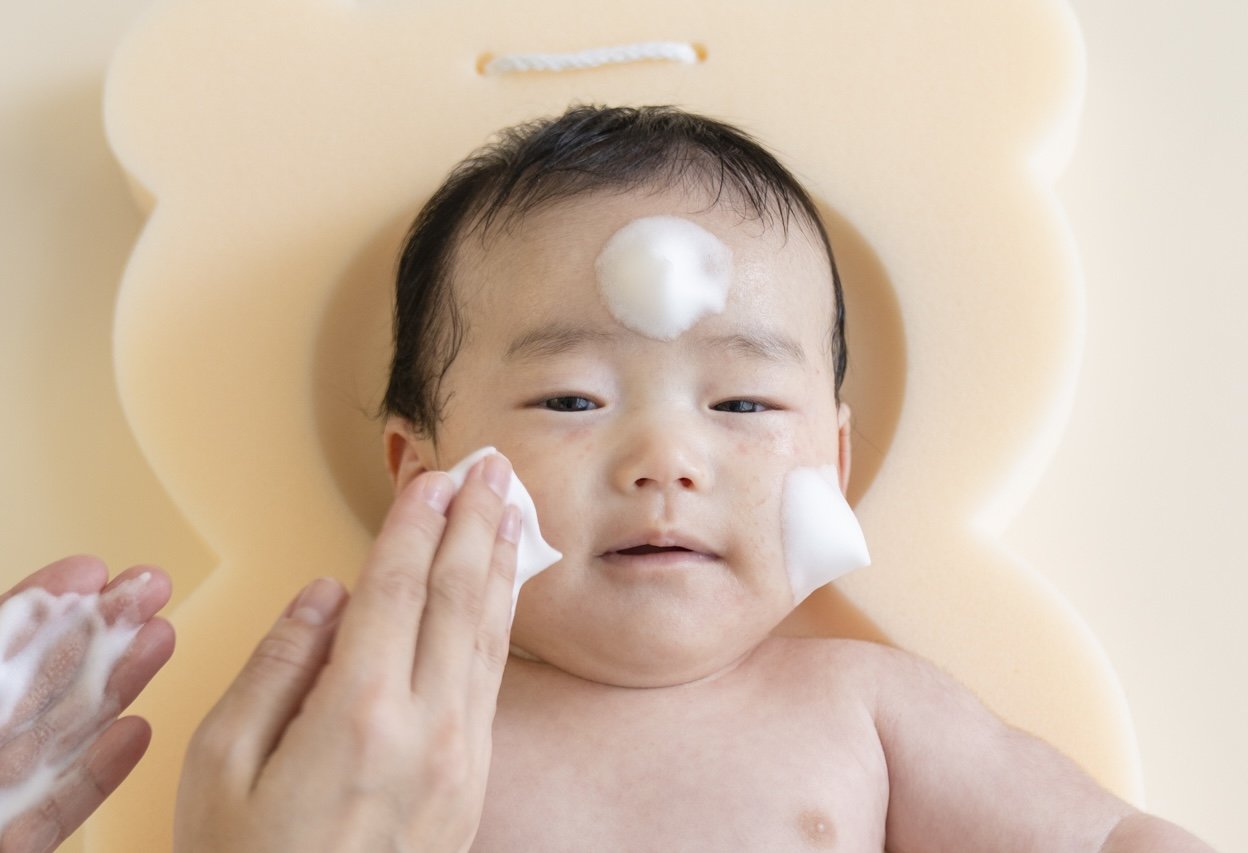 ベビーソープ(赤ちゃん用洗浄料)はいつまで?おすすめの切り替え時期と選び⽅【助産師監修】