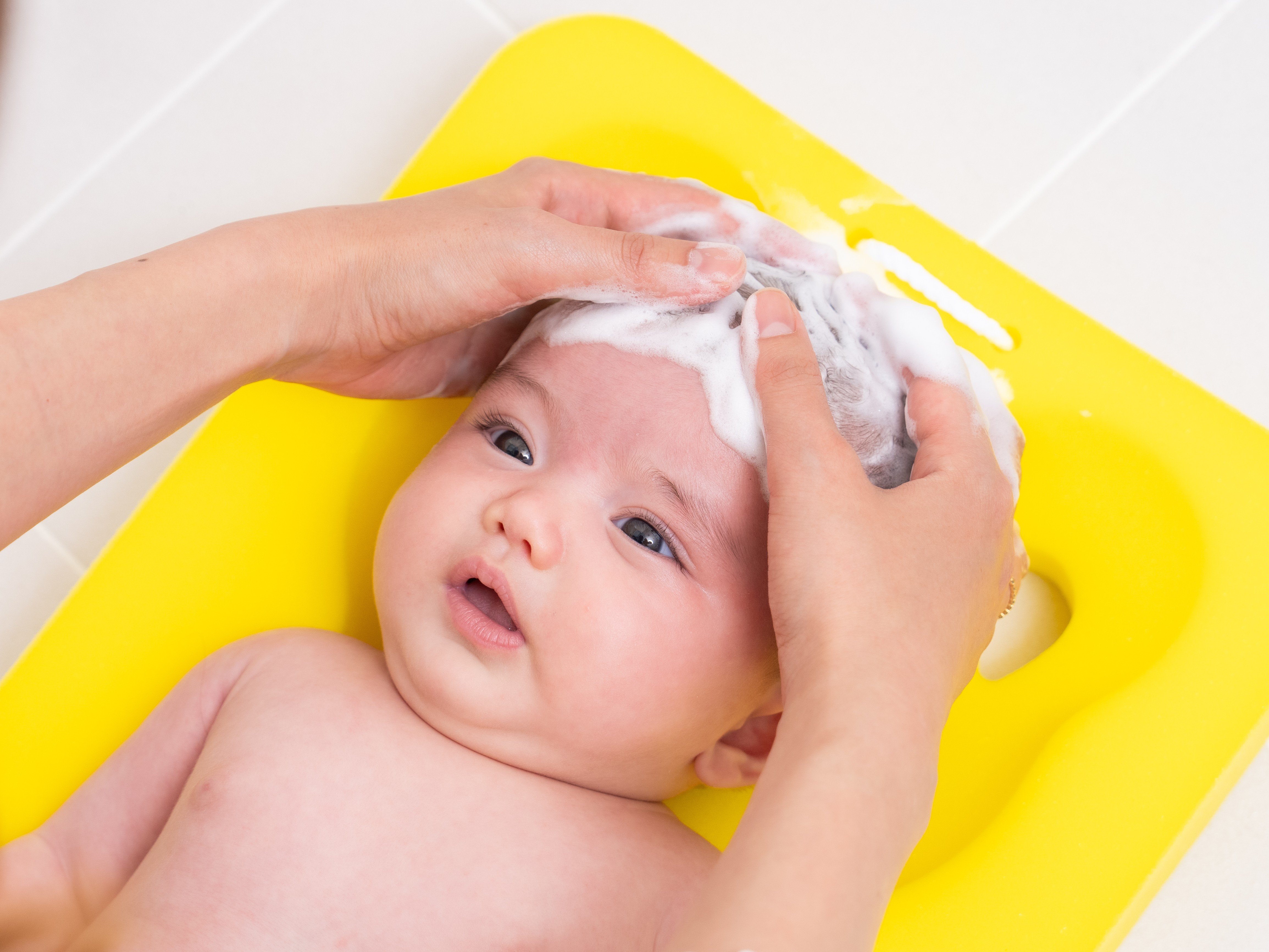 【コラム】赤ちゃんのシャンプーはいつから？新生児、1～2歳向け、3歳以降の切り替え時期も[助産師監修]