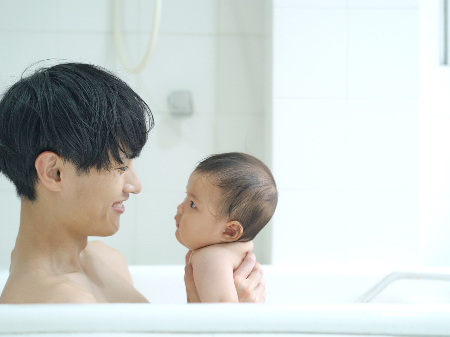 赤ちゃんの沐浴はいつまで?お風呂デビューの目安とポイント【助産師監修】