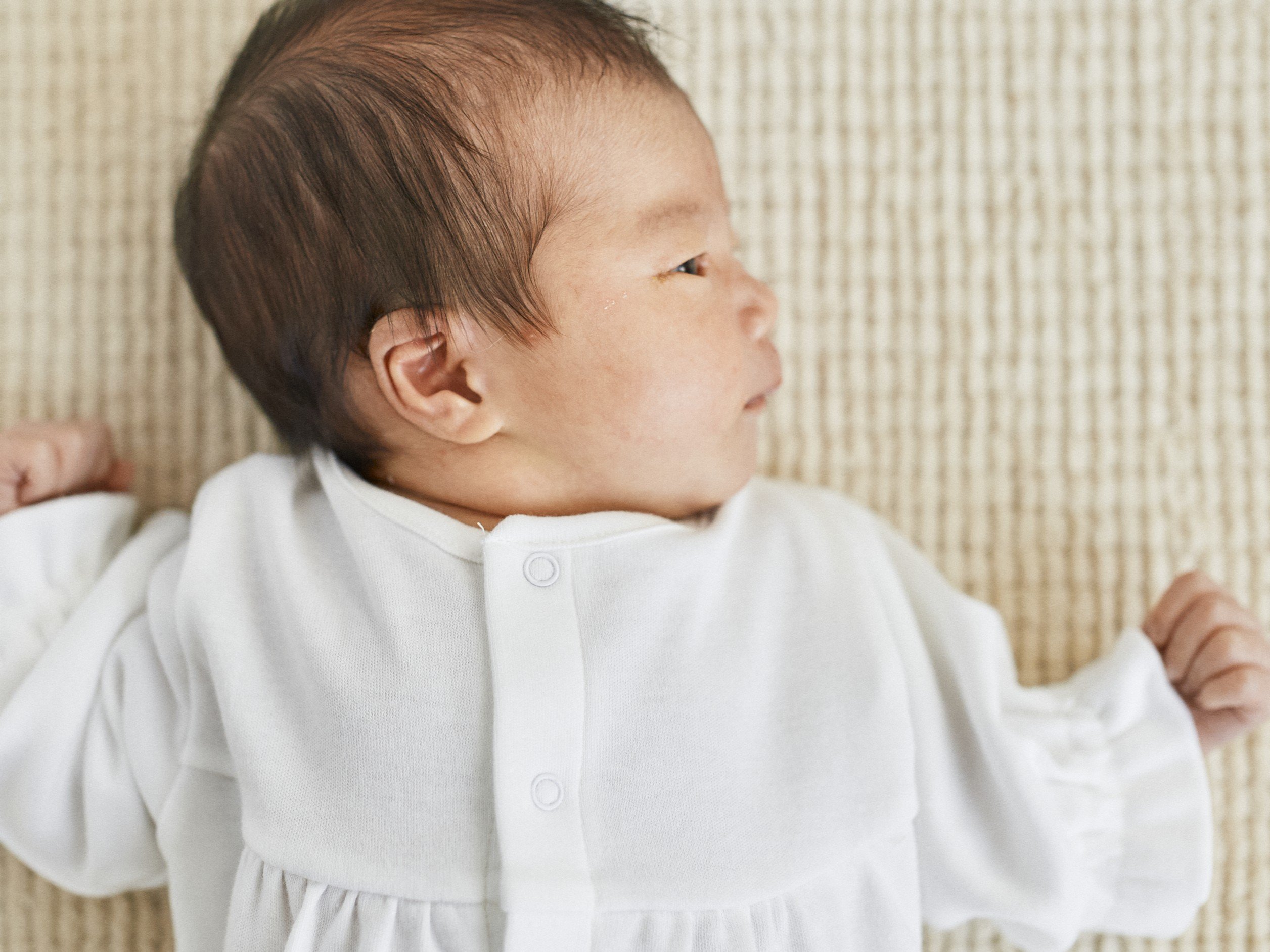 赤ちゃんの耳がカサカサ!耳の中・耳たぶの乾燥原因と保湿ケア【助産師監修】
