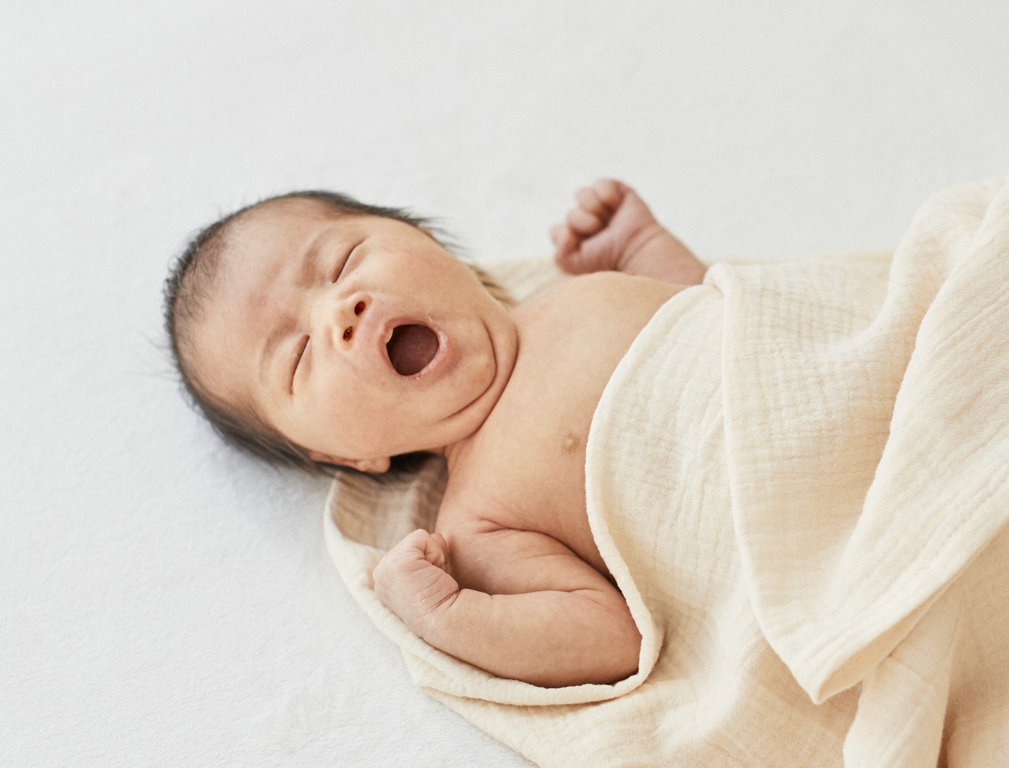 赤ちゃん・新生児の唇の乾燥対策|カサカサ・皮むけ・切れた時の保湿ケア【助産師監修】