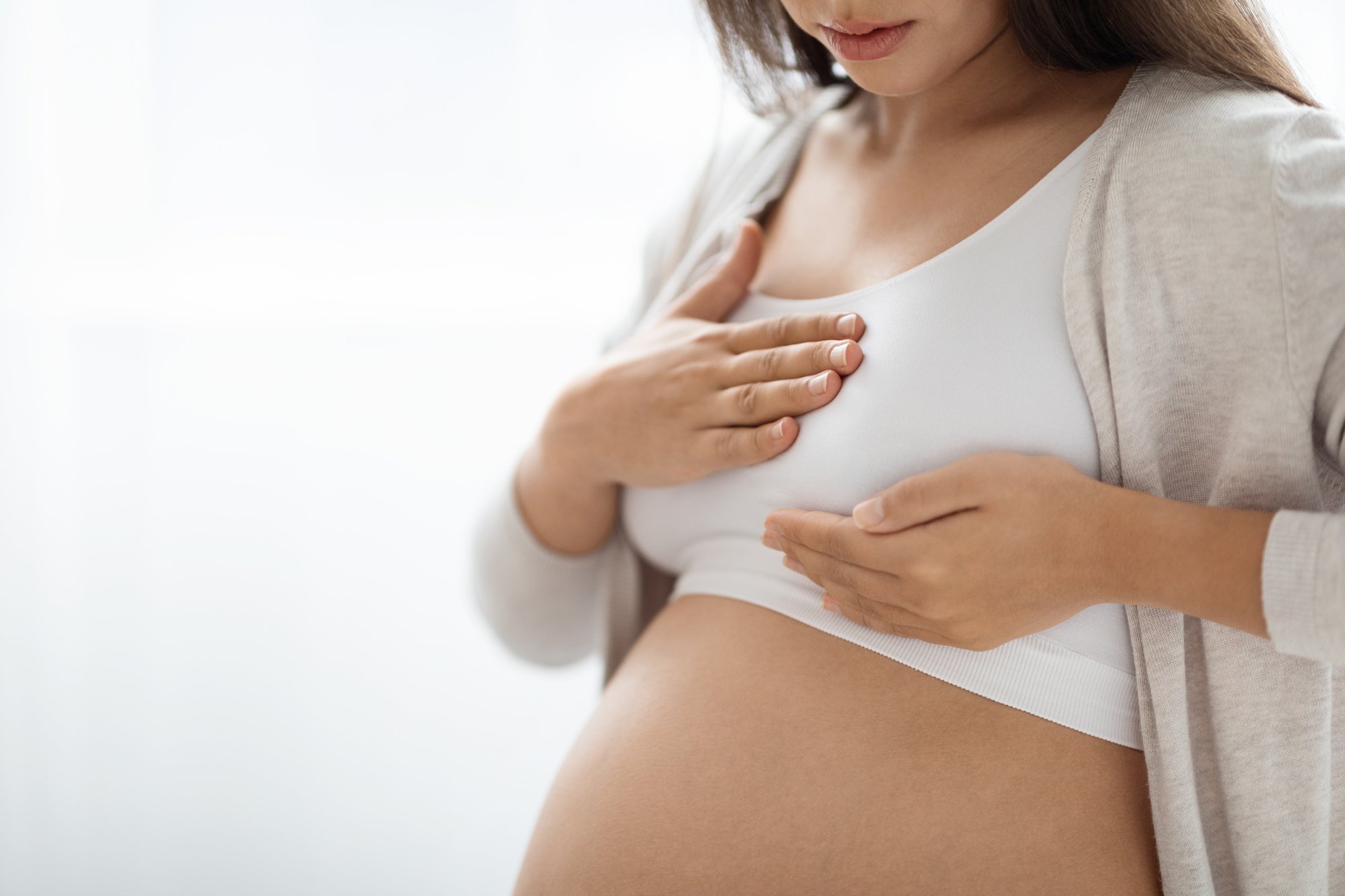 妊娠中・産後・卒乳後のバストケアとは?胸の変化とケアの基本【助産師監修】