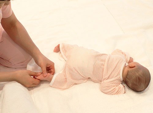 首のすわりやハイハイへの第一歩!うつ伏せの練習「腹ばい」方法とは