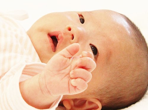 赤ちゃんの小さな爪切りのコツ・ケア方法