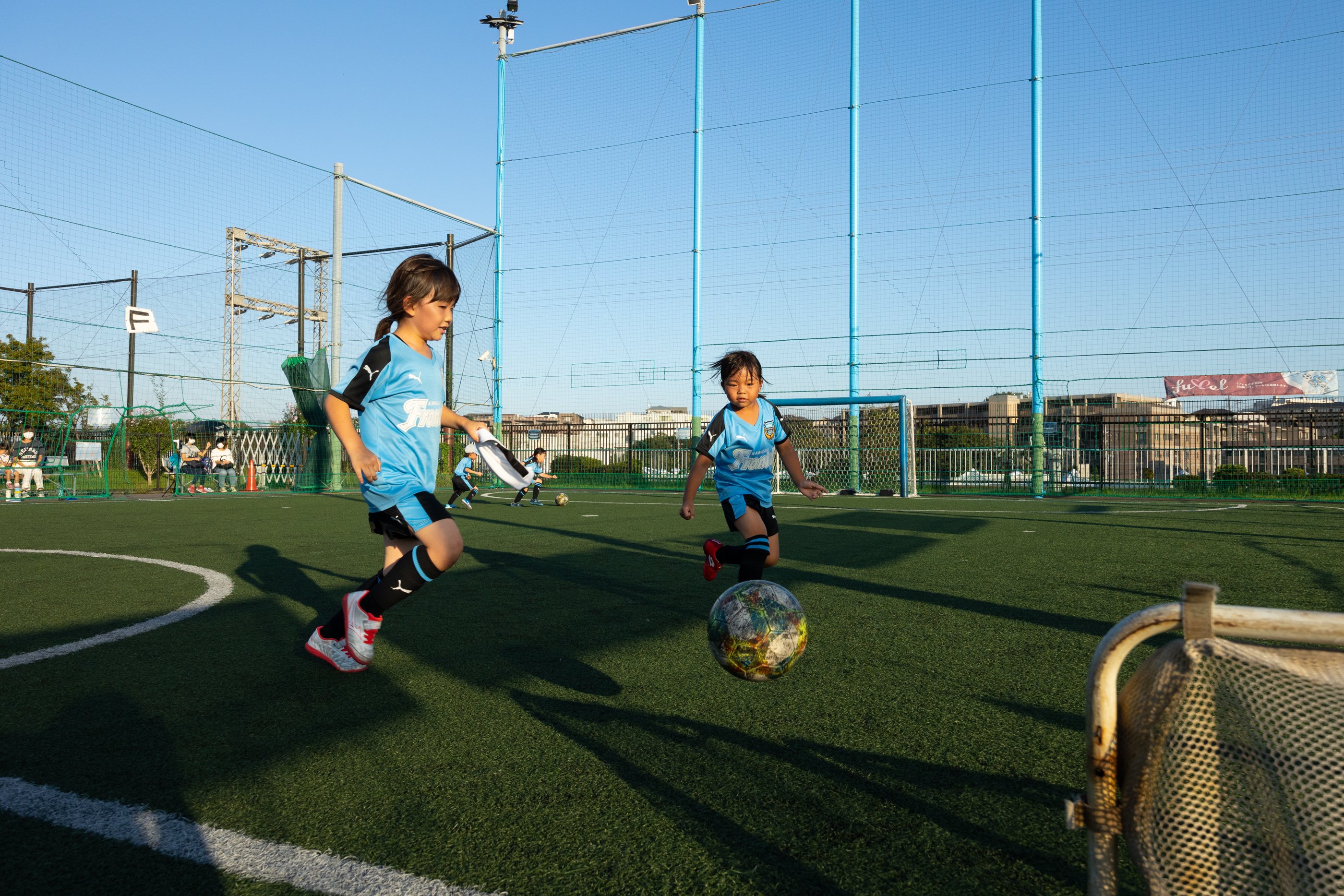 屋外スポーツで日焼けをする子供２