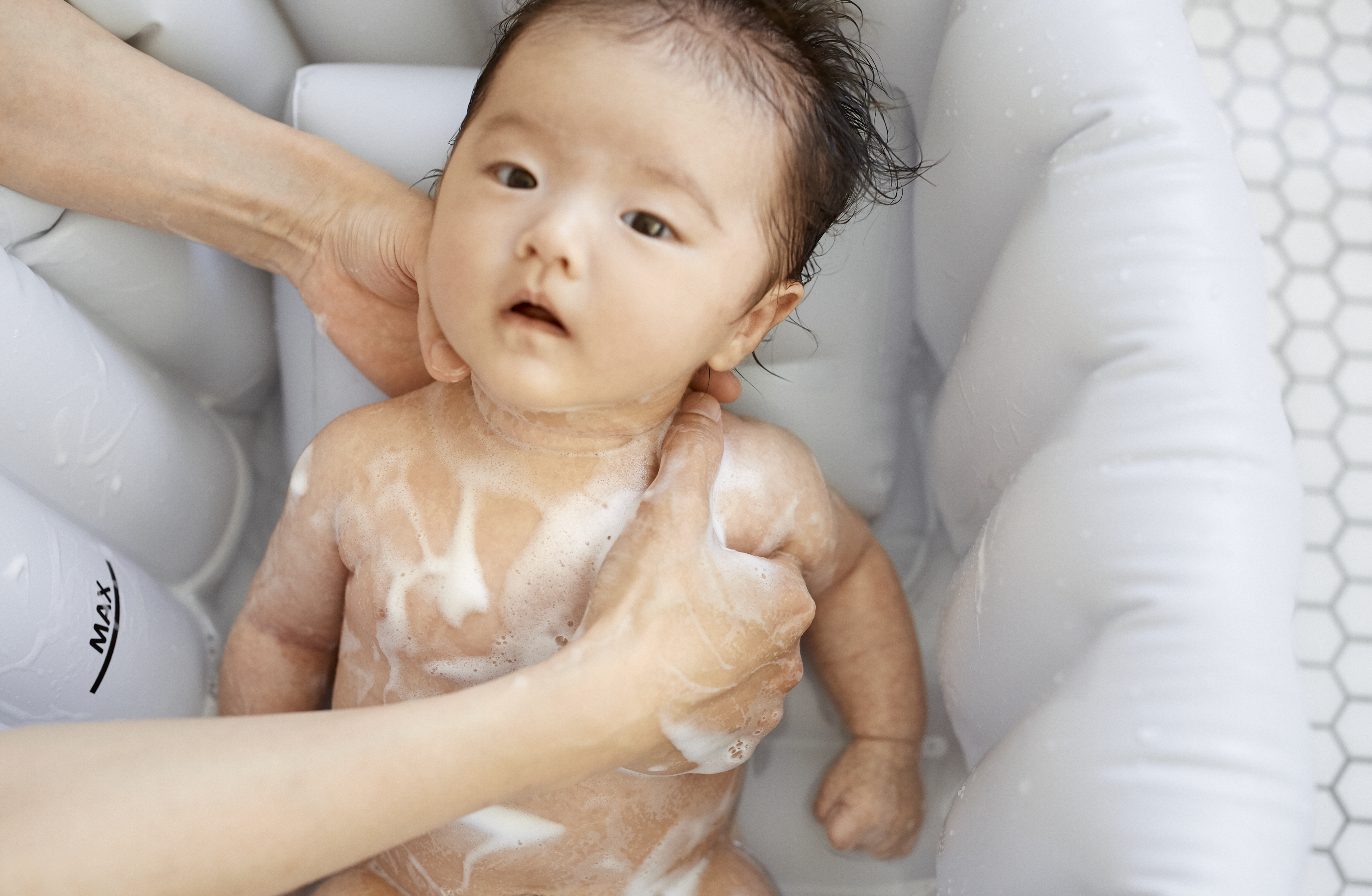 体を洗われる赤ちゃん