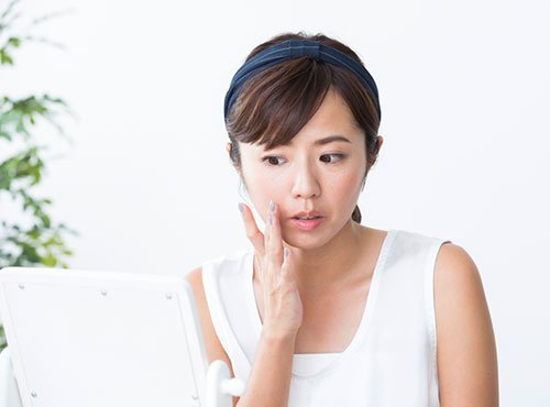 顔のシミ、黒ずみ、くすみ……見ないふりしても他人の目は逃しません 今あなたに必要なのは、守る×保湿×美白です