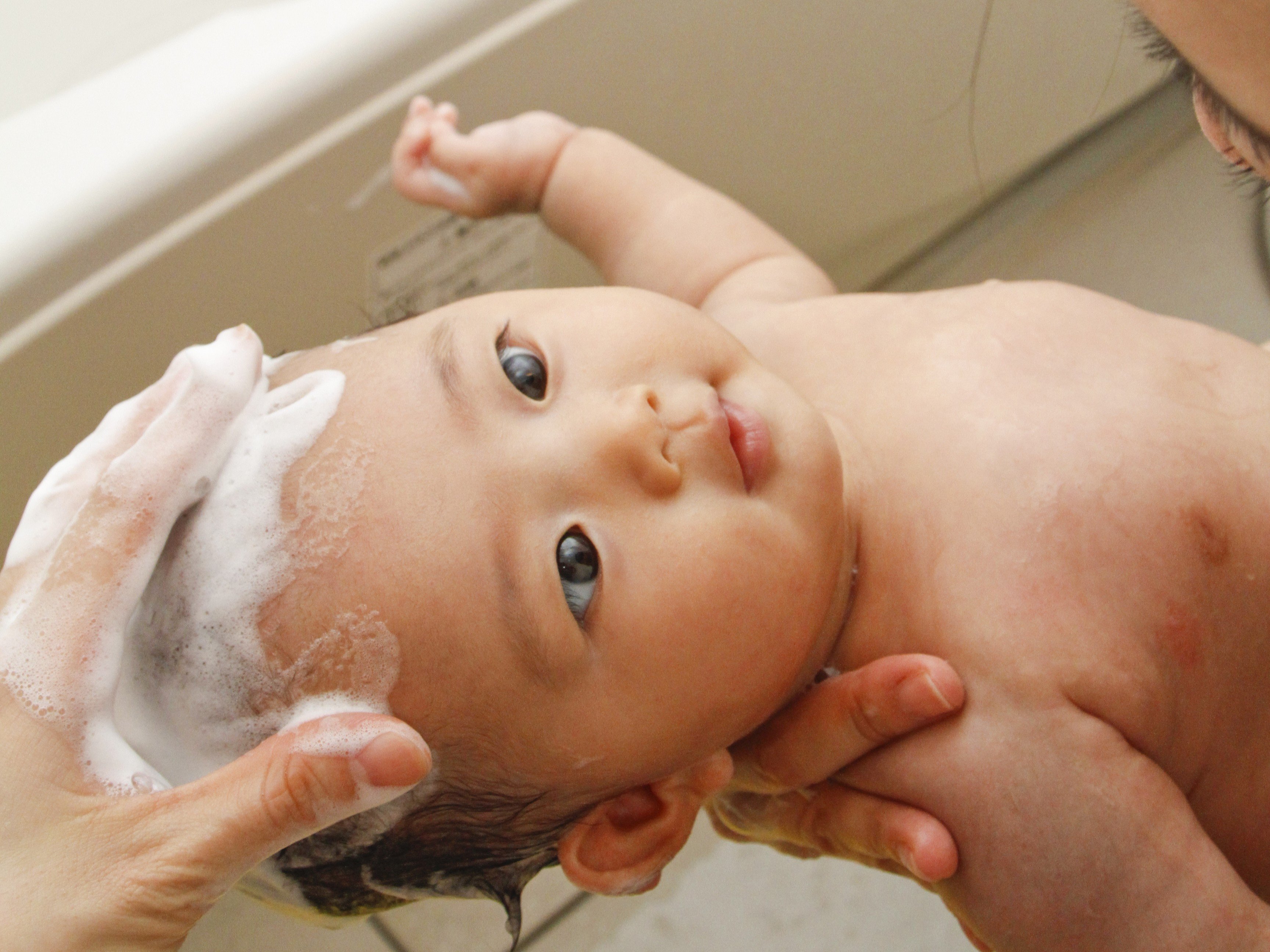 髪を洗われる赤ちゃん