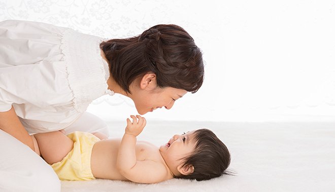 ベビーマッサージで赤ちゃんもママもハッピー♡その意外な効果とやり方とは!?