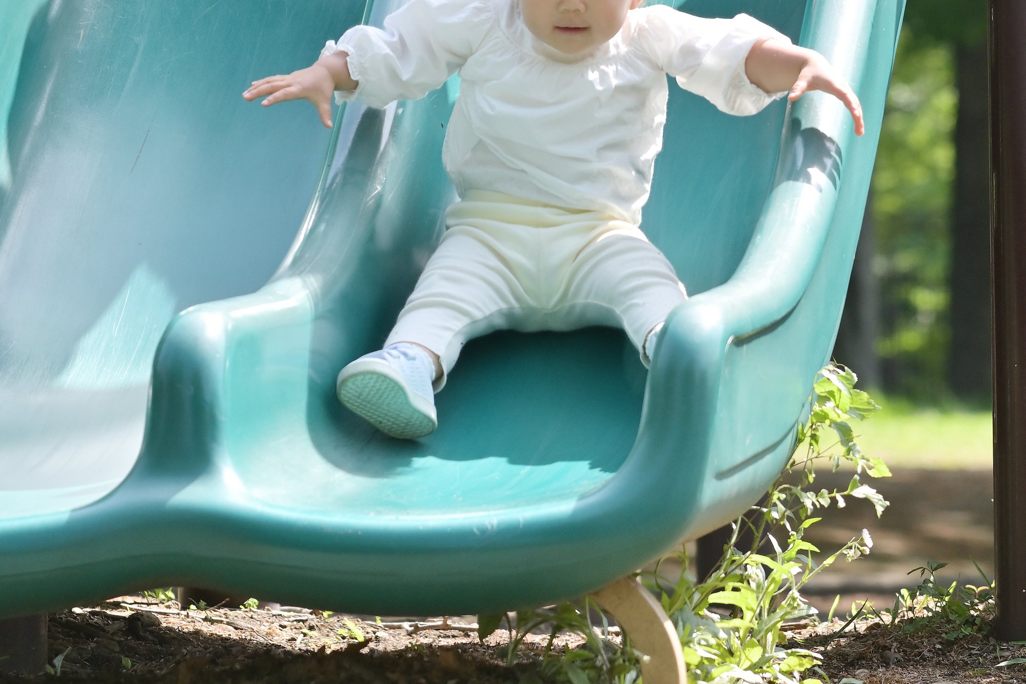 外遊びをする幼児