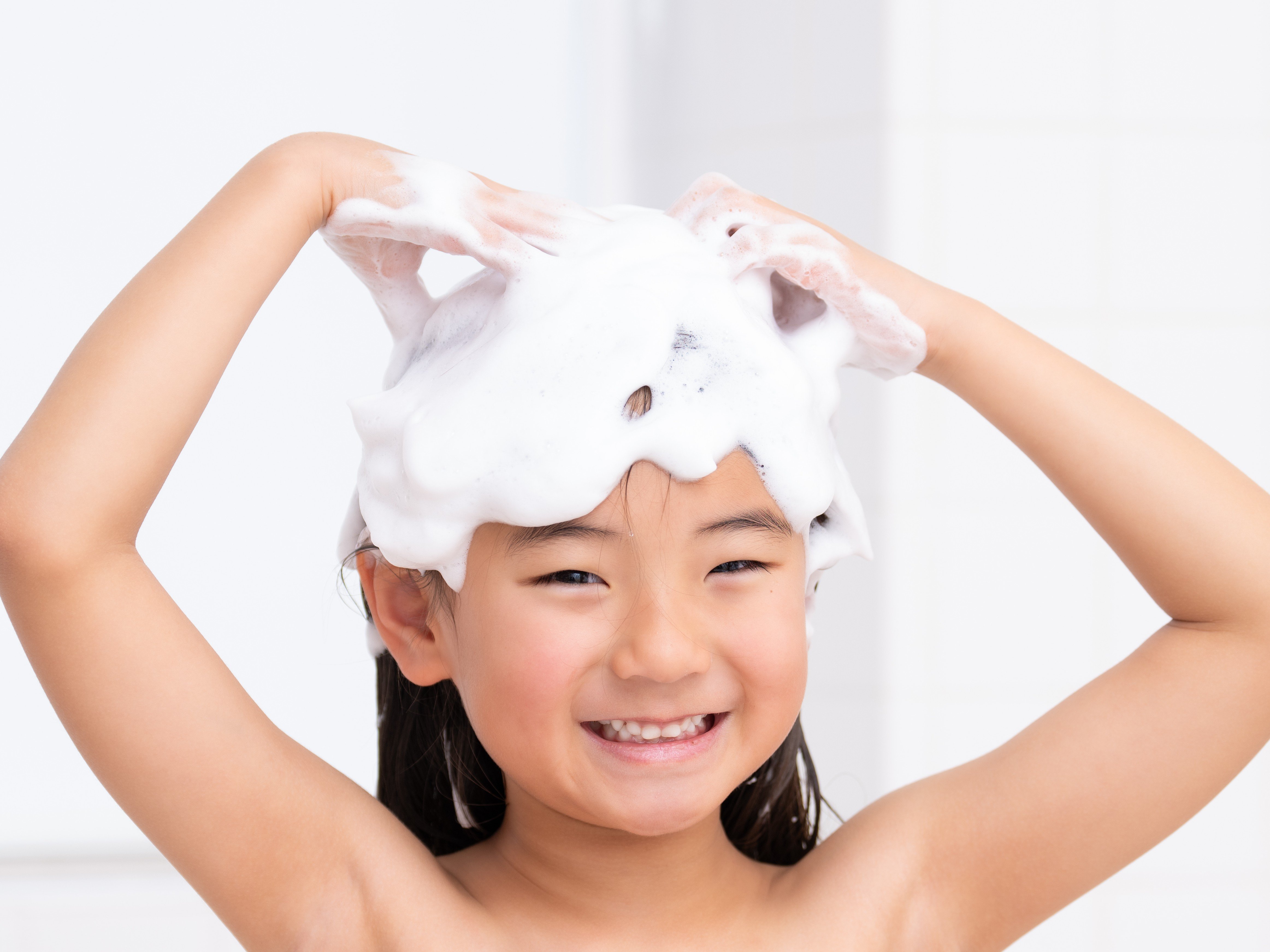 自分でシャンプーする子ども