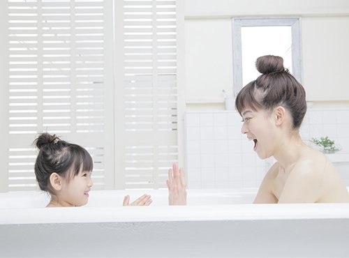 一緒にお風呂に入る子どもとお母さん