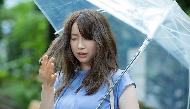梅雨の髪はなぜうねる?うねり・広がり・頭皮トラブルを防ぐヘアケアのコツ
