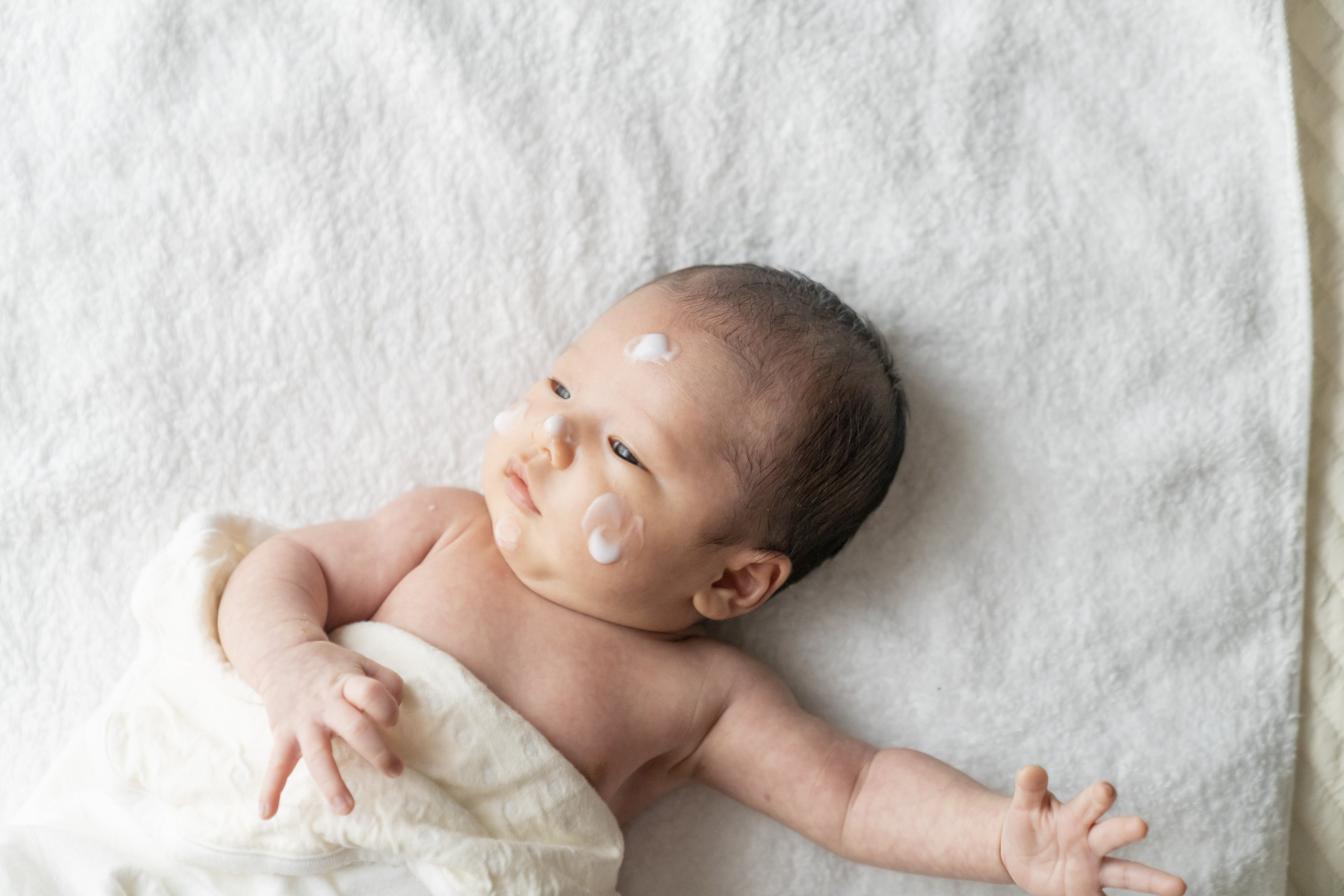ベビー用日焼け止めを塗る赤ちゃん