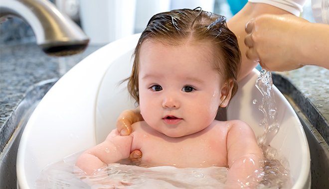 ワンオペOK！新生児・赤ちゃんのお風呂（沐浴）の目的と頻度、手順と洗い方のポイントを解説