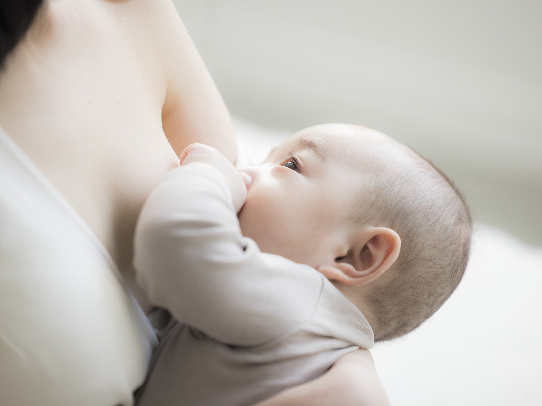 妊娠中・授乳期の乳首トラブル|ヒリヒリした痛み、黒ずみ、ニキビのようなブツブツについても解説【助産師監修】
