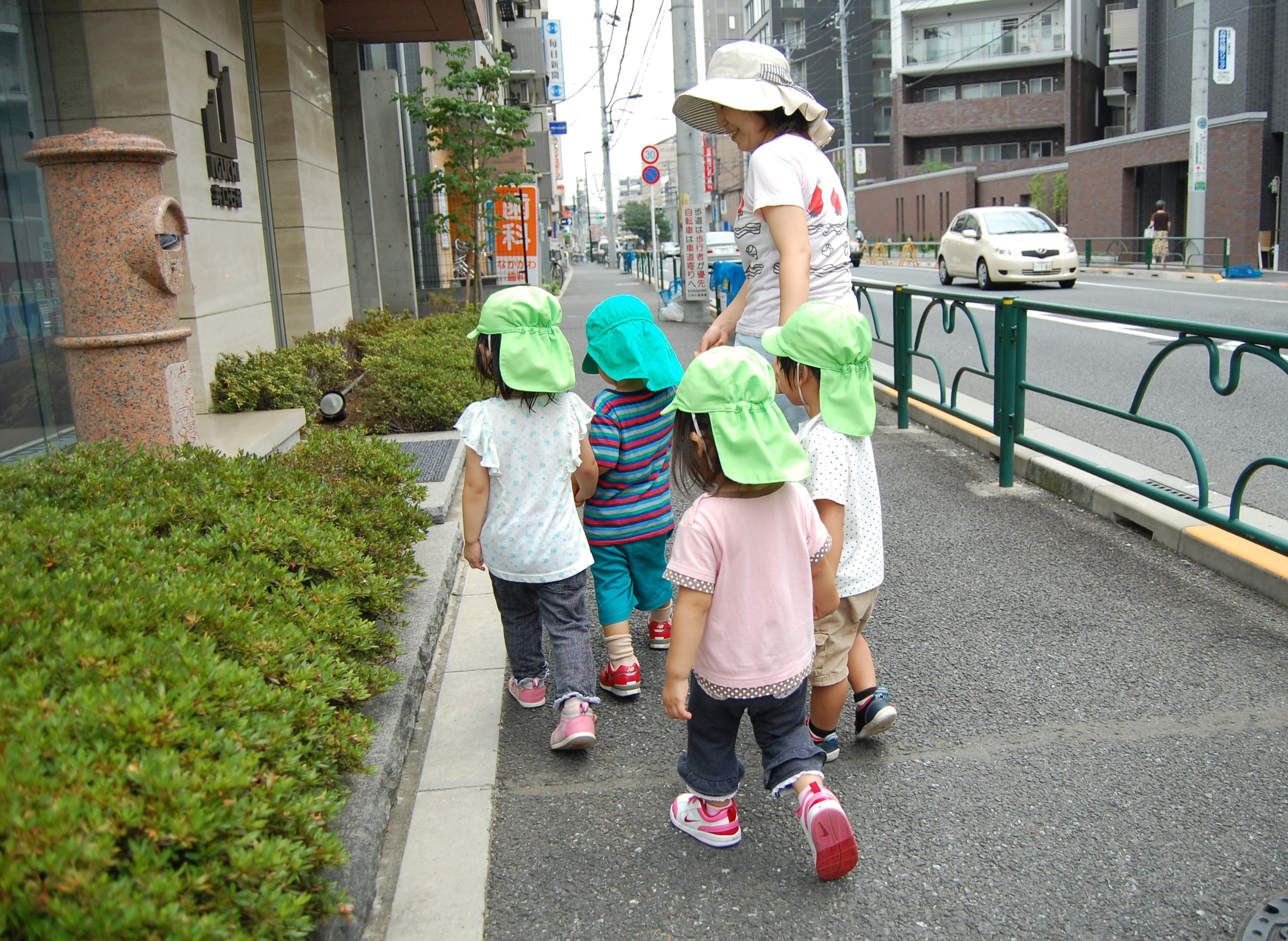 お散歩中の保育園児