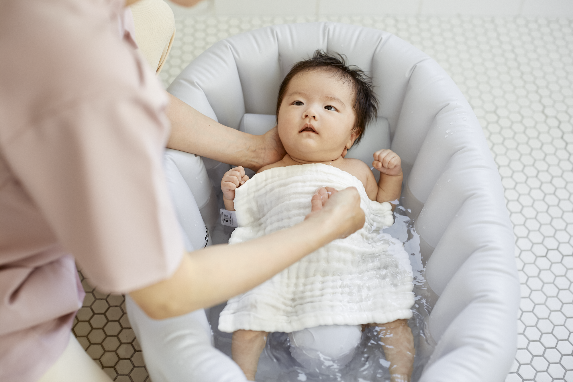 ベビーバスに寝かせた赤ちゃん