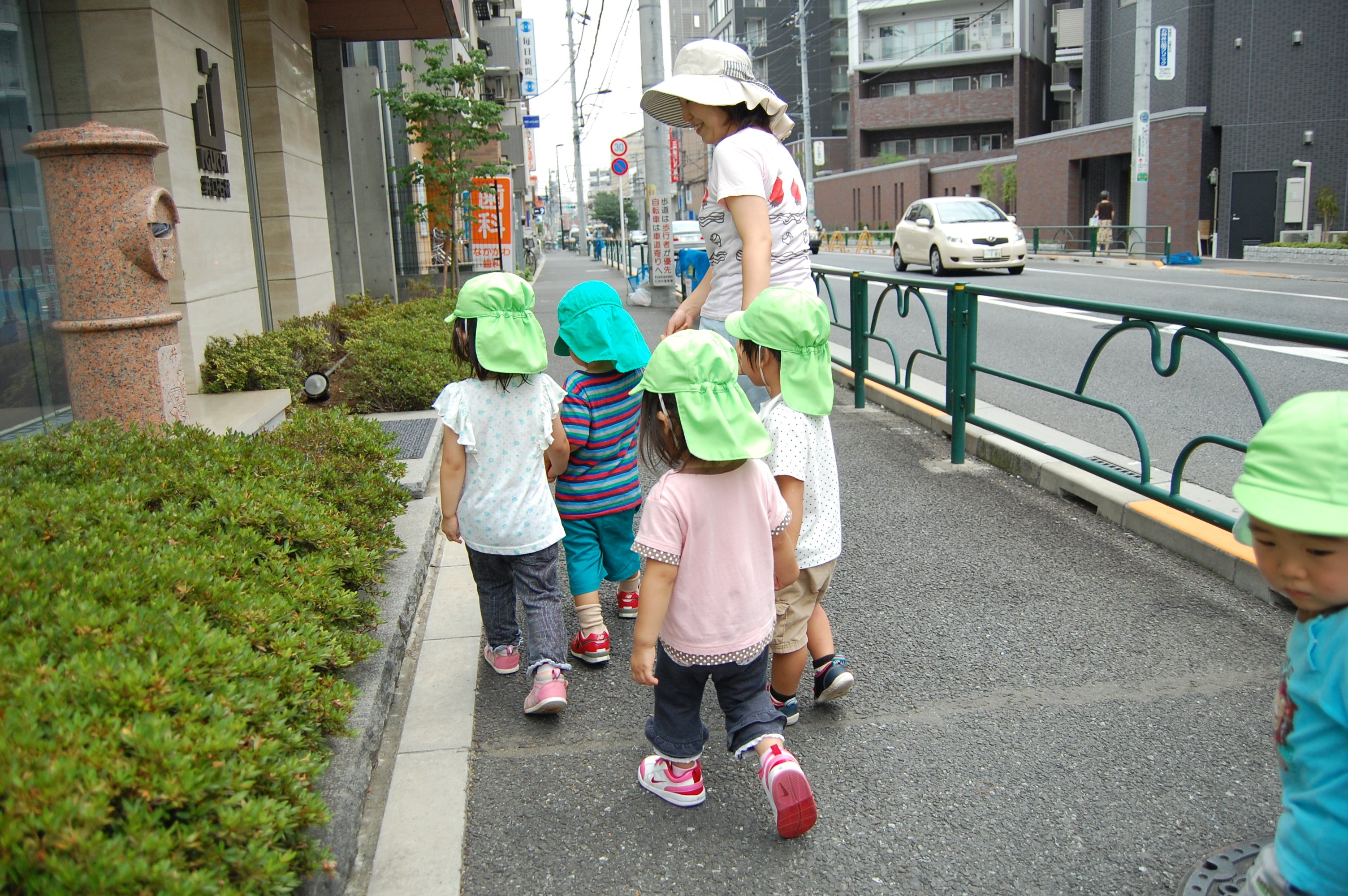 お散歩中の保育園児