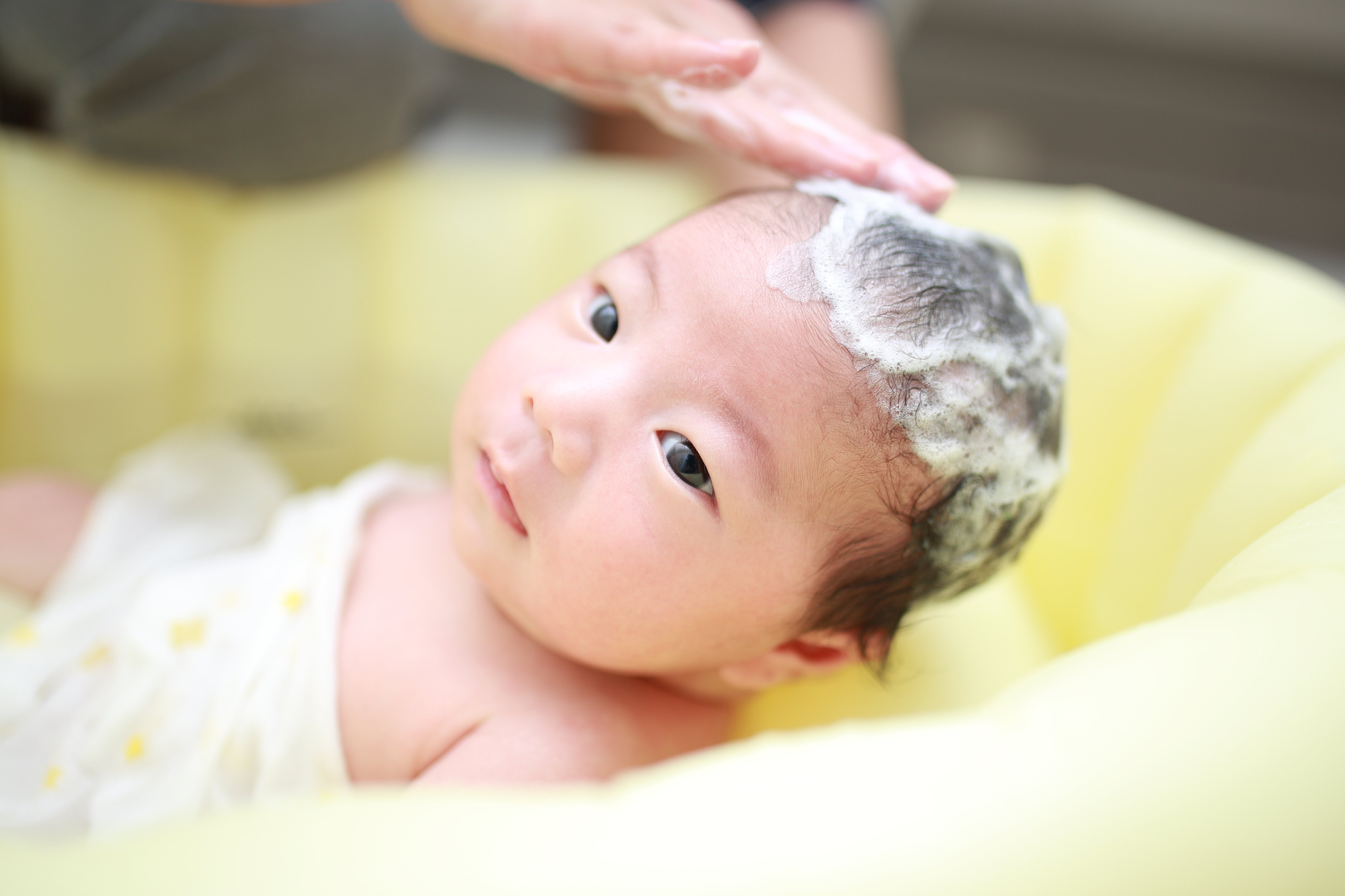お風呂に入っている赤ちゃん