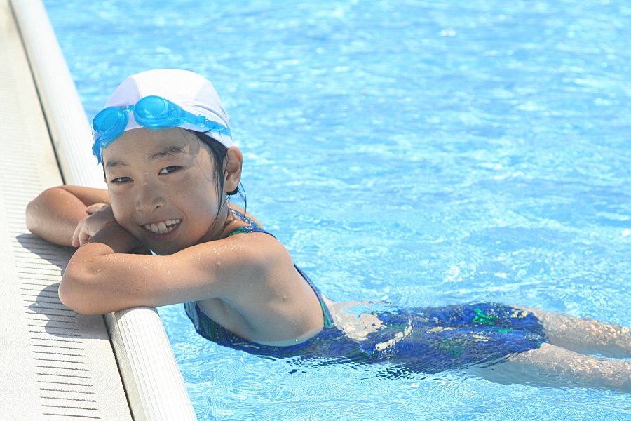 夏のプールで日焼けする子ども
