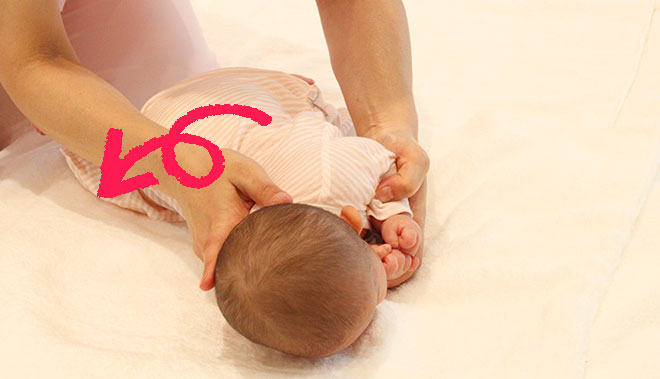 手の位置 うつ伏せ練習 赤ちゃんのうつぶせの練習はいつから？やり方は？