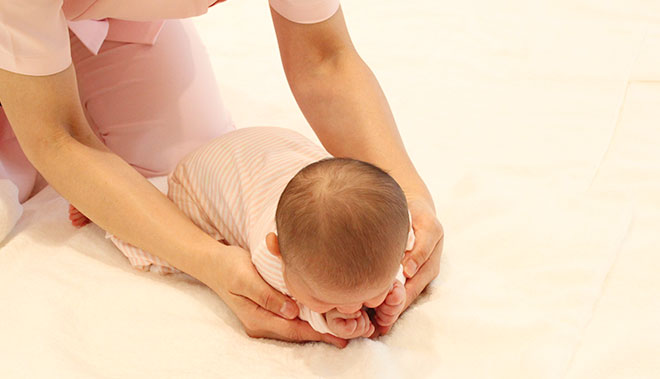 練習 赤ちゃん うつ伏せ 赤ちゃんのうつ伏せ嫌いを克服！実際に効果のあった練習法４つ