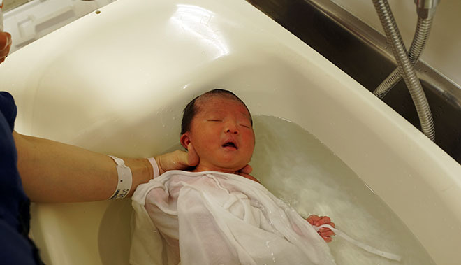 生後1ヶ月をすぎた赤ちゃんのお風呂の入れ方 ベビー 赤ちゃん ナチュラルサイエンス For Mama Kids Smile