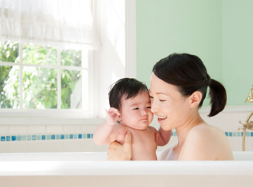 赤ちゃんと一緒にお風呂 同じ温度で大丈夫 温め方に要注意 ベビー 赤ちゃん ナチュラルサイエンス For Mama Kids Smile