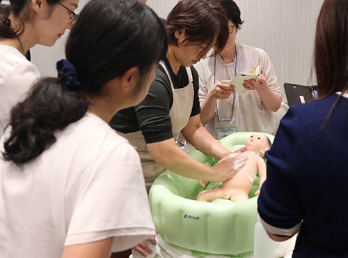 【学会レポート】医療関係者へ向けて、赤ちゃんの最新スキンケア方法をご紹介