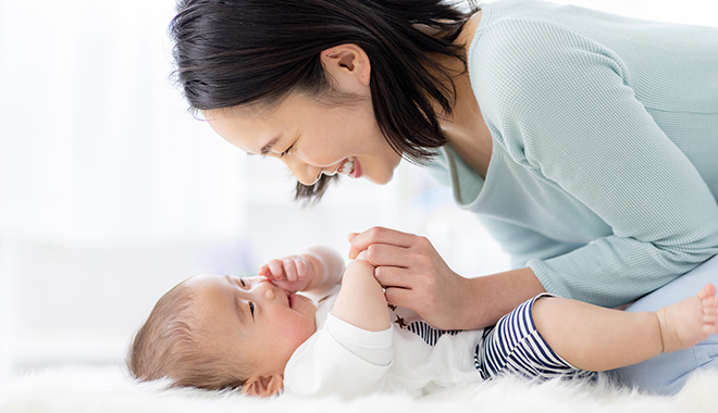 【医師監修】赤ちゃんの顔や頭にブツブツが！？新生児に多い「乳児湿疹」（脂漏性皮膚炎）の原因・予防・対処法