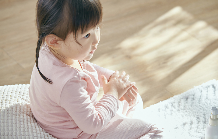 「ちょうだい」と近づいてくる寧々ちゃん