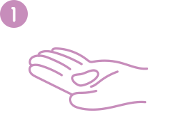 手のひらにパール粒大をとり、両手で包みこんで温めます。