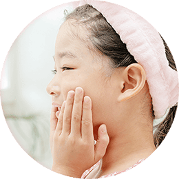 肌を触る女性画像