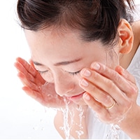 32〜33℃のぬるま湯ですすぐ