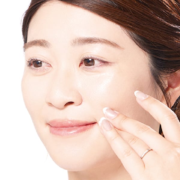 [写真]目元・口元の乾燥エリアに重ねて