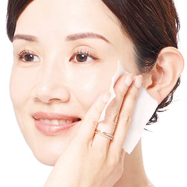 [写真]拭き取り&パッティングでなめらか肌に