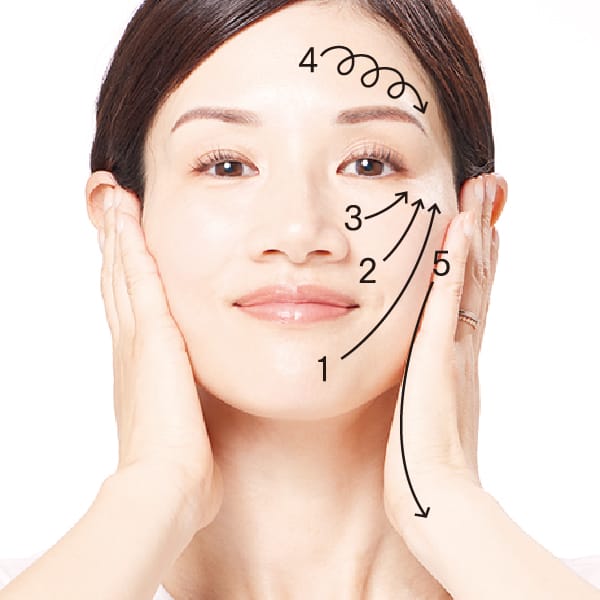 [写真]マッサージぬりで黄ぐすみ対策に